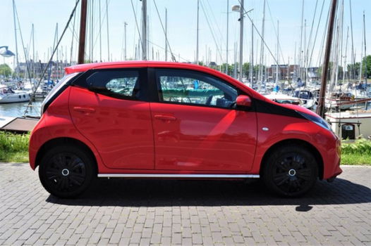 Toyota Aygo - 1.0 VVT-i x-play Ferrari rood*zwarte wielen*sidebars - 1