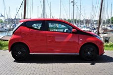 Toyota Aygo - 1.0 VVT-i x-play Ferrari rood*zwarte wielen*sidebars