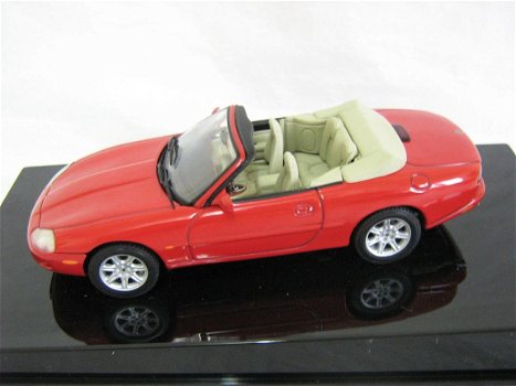 1:43 AutoArt 53711 Jaguar XK8 cabrio Phoenix Red - 2