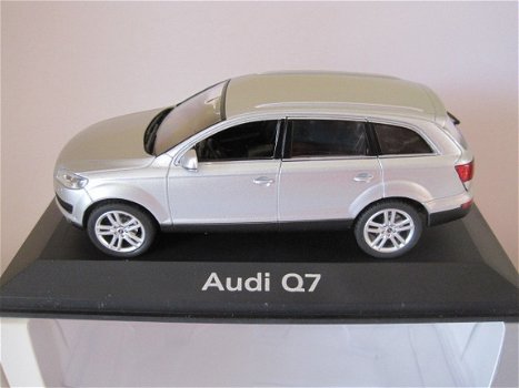 1:43 Schuco Audi Q7 4.2 Quattro silver - 1
