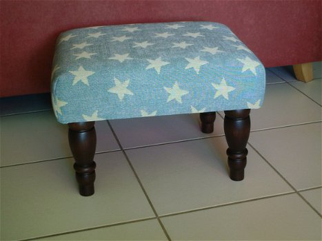 Footstool - lichtblauw/stars - donker noten 550 - NIEUW !! - 1