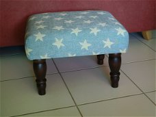 Footstool - lichtblauw/stars - donker noten 550 - NIEUW !!