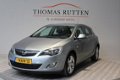 Opel Astra - 1.4 Cosmo 2010/ Clima/ Cruise/ Stuur bed./ PDC/ LM/ Elek ramen + Spiegels/ Stoel verw./ - 1 - Thumbnail