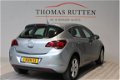 Opel Astra - 1.4 Cosmo 2010/ Clima/ Cruise/ Stuur bed./ PDC/ LM/ Elek ramen + Spiegels/ Stoel verw./ - 1 - Thumbnail