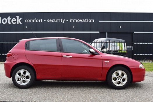 Alfa Romeo 147 - 1.9 JTD Distinctive FACELIFT Model, Schuifdak, Clima, Cruise, Trekhaak - 1