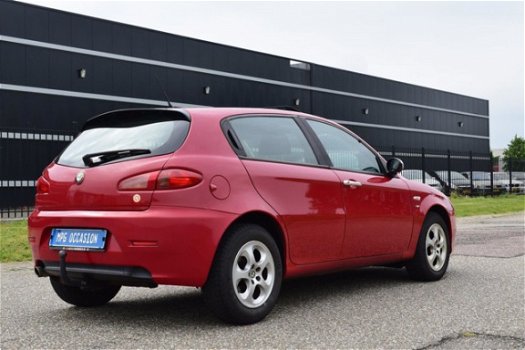 Alfa Romeo 147 - 1.9 JTD Distinctive FACELIFT Model, Schuifdak, Clima, Cruise, Trekhaak - 1