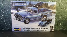 1980 Jeep Honcho met sneeuwscooter 1:24 Revell