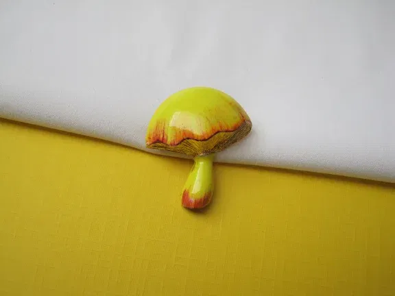 Broche goudkleurig verguld en geel emaille paddestoel 3.3x3.0 cm. - nr. 1