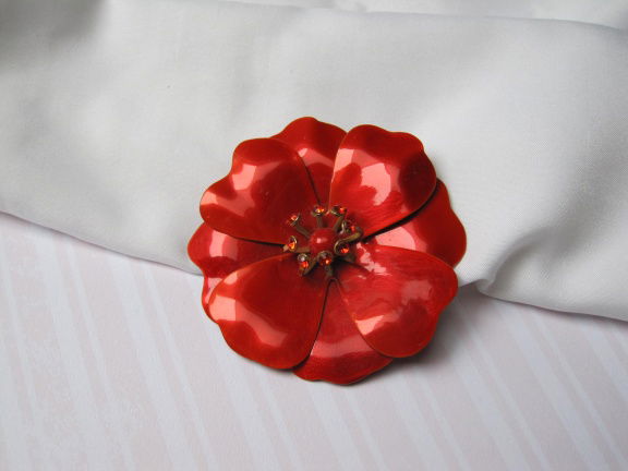 Broche bloem rood oranje bloem met heldere rijnsteentjes 6.7 cm - nr. 1
