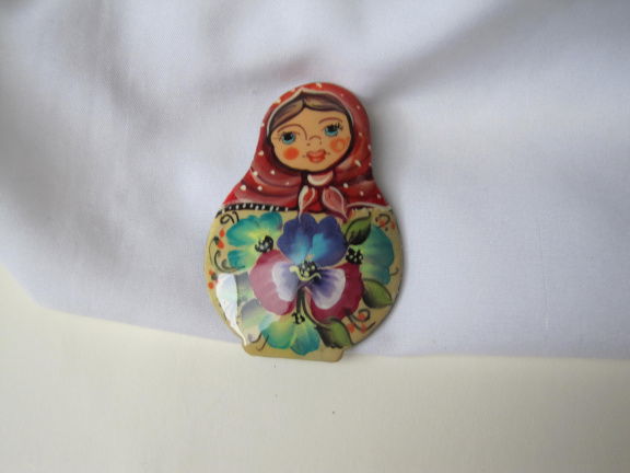 Broche houten gelakte Matroesjka Russiche pop 5.9x4.0 cm - nr. 1