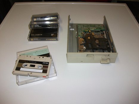 Vintage TEAC MT-2ST/N60 Data Drive met 4 Teac CT-600N backuptapes - 1