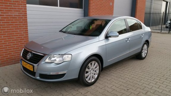 Volkswagen Passat - 1.6 FSI Highline - 1