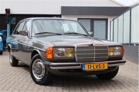 Mercedes-Benz 200-serie - 200 (W123) 5 bak 2 eigenaren Electr ramen Getint glas - 1