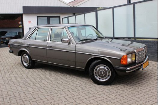 Mercedes-Benz 200-serie - 200 (W123) 5 bak 2 eigenaren Electr ramen Getint glas - 1