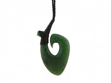 Groene jade Maori hanger in Hei Matau symbool