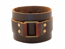 Brede leren armband met messing decoratie en klinknagels