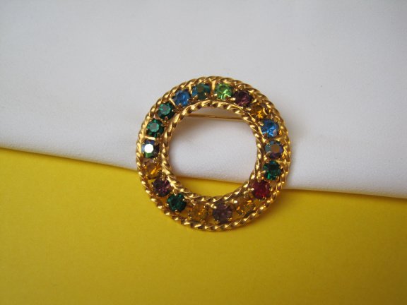 Broche goudkleurig cirkel model met gekleurde kristal rijnstenen 3.3x3.3 cm. - nr. 1