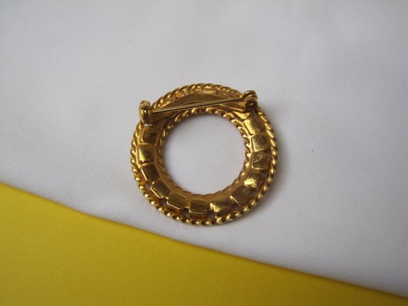 Broche goudkleurig cirkel model met gekleurde kristal rijnstenen 3.3x3.3 cm. - Afbeelding 3