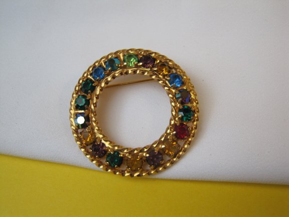 Broche goudkleurig cirkel model met gekleurde kristal rijnstenen 3.3x3.3 cm. - Afbeelding 4