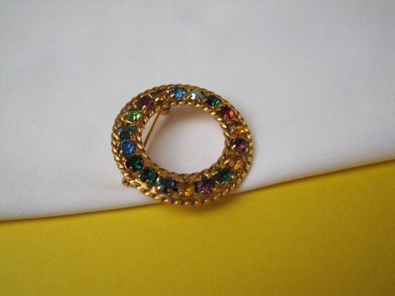 Broche goudkleurig cirkel model met gekleurde kristal rijnstenen 3.3x3.3 cm. - Afbeelding 5