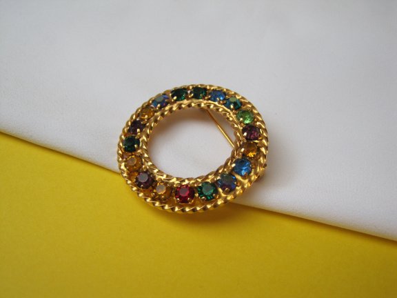 Broche goudkleurig cirkel model met gekleurde kristal rijnstenen 3.3x3.3 cm. - Afbeelding 6