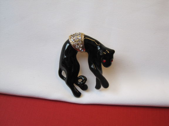 Broche goudkleurig zwart emaille panter/luipaard met rode kristal oogjes 3.9x3.8 cm. - nr. 1