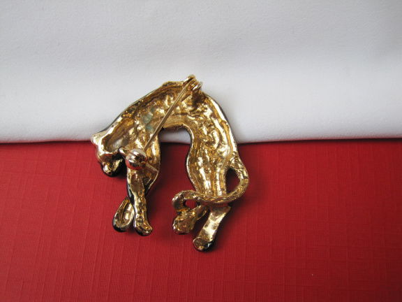 Broche goudkleurig zwart emaille panter/luipaard met rode kristal oogjes 3.9x3.8 cm. - Afbeelding 2