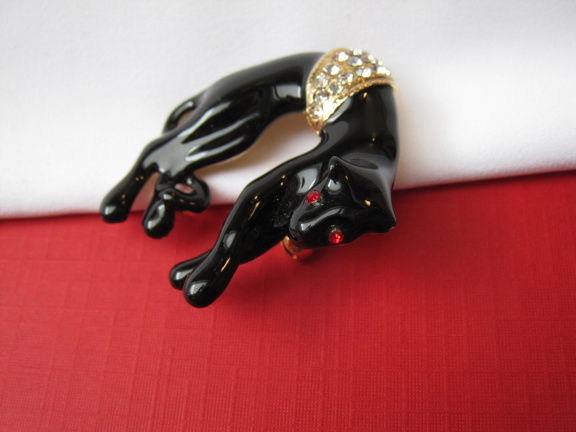 Broche goudkleurig zwart emaille panter/luipaard met rode kristal oogjes 3.9x3.8 cm. - Afbeelding 3