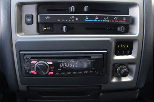 Toyota HiAce - 2.5 D-4D KWB AIRCO/ TREKHAAK/ BETIMMERING/ RADIO CD - 1