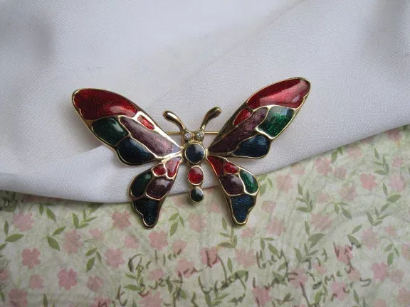 Broche goudkleurige vlinder met rood groen blauw paars emaille 6.7x4.4 cm. - nr. 1