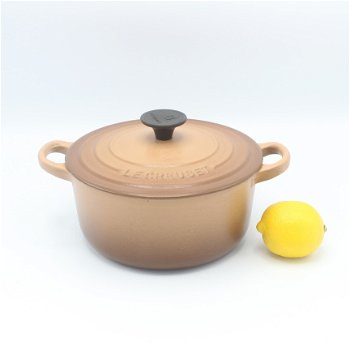 Lekker compacte vintage gietijzeren pan van Le Creuset, model B, geel 19 cm - 1