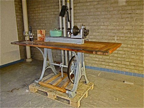 Industriële tafel, antieke draaibank met voetaandrijving 1890 - 1