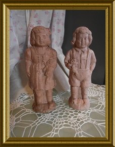 Twee leuke oude klei / aardewerk / terracotta popjes