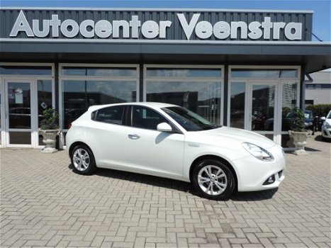 Alfa Romeo Giulietta - 1.6 JTDm Distinctive 50 procent deal 4999, - ACTIE Navi / Clima / Cruise / LE - 1