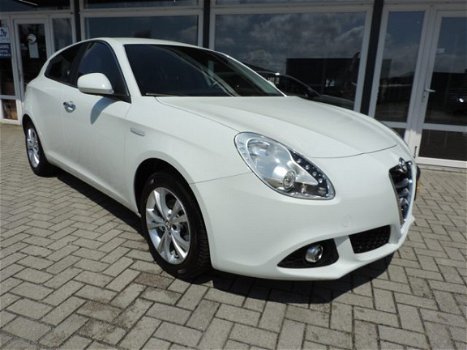 Alfa Romeo Giulietta - 1.6 JTDm Distinctive 50 procent deal 4999, - ACTIE Navi / Clima / Cruise / LE - 1