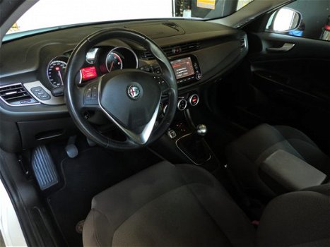 Alfa Romeo Giulietta - 1.6 JTDm Distinctive 50 procent deal 4999, - ACTIE Navi / Clima / Cruise / LE - 1