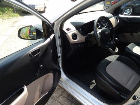 Hyundai i10 - 1.0i i-Drive / 122.710 KM / DAGRIJVERLICHTING / RADIO-CD MP3 / C.VERGRENDELING / IN NE - 1