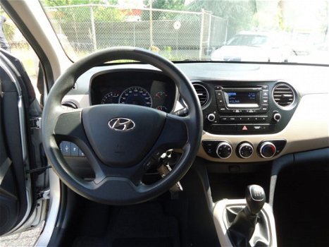 Hyundai i10 - 1.0i i-Drive / 122.710 KM / DAGRIJVERLICHTING / RADIO-CD MP3 / C.VERGRENDELING / IN NE - 1