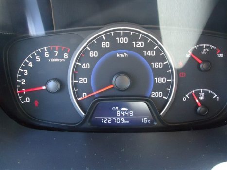 Hyundai i10 - 1.0i i-Drive / 122.710 KM / DAGRIJVERLICHTING / RADIO-CD MP3 / C.VERGRENDELING / IN NE - 1