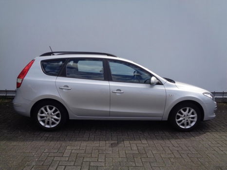 Hyundai i30 Wagon - 1.6 I CVVT CROSSDynamic / Navi / Camera - 1