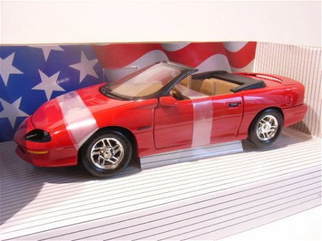 1:18 ERTL Chevrolet Camaro Z28 1996 cabrio rood oude uitgave - 1