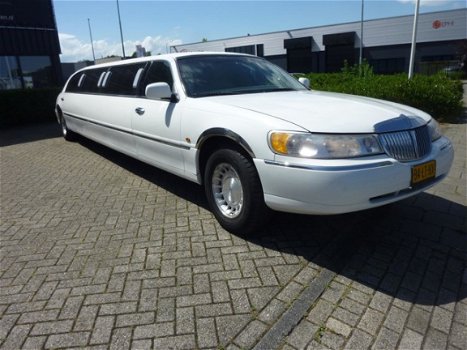 Lincoln Town Car - LIMOUSINE - 1