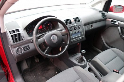 Volkswagen Touran - 1.6-16V FSI 7-persoons / Airco / Elek. ramen + spiegels / Trekhaak - 1