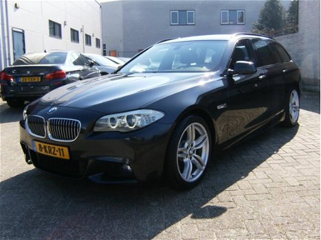 BMW 5-serie Touring - 520i M-Pakket Automaat Leder Navi 19 Inch Elektr Achterklep Nieuwstaat - 1