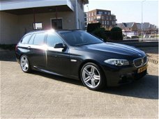 BMW 5-serie Touring - 520i M-Pakket Automaat Leder Navi 19 Inch Elektr Achterklep Nieuwstaat