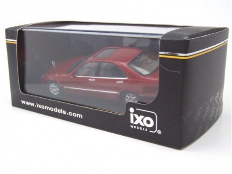1:43 Ixo MOC106 Mercedes S 500 W220 2000 metallic-darkred - 3