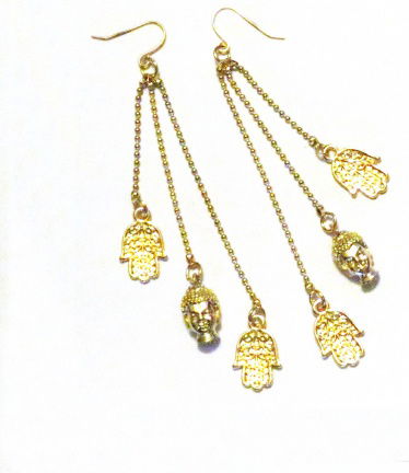 Metalen geel goud kleurige oorhangers hamsa handje en boeddha aan bol and chain kettingkjes. - nr. 1