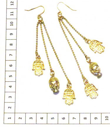 Metalen geel goud kleurige oorhangers hamsa handje en boeddha aan bol and chain kettingkjes. - Afbeelding 2