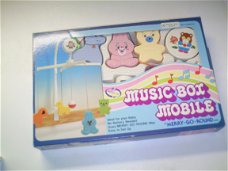 Kraamcadeaus en Geboorteborden - Music box mobile.