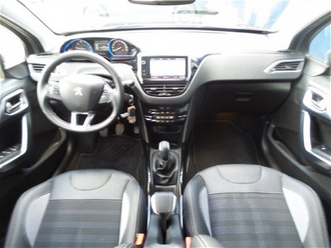 Peugeot 2008 - 1.2 110pk Allure CLIMATE en VELGEN en NAVIGATIE - 1